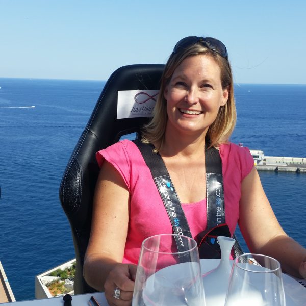 Hoch über Monaco - beim Gourmet-Dinner am Kran hängend