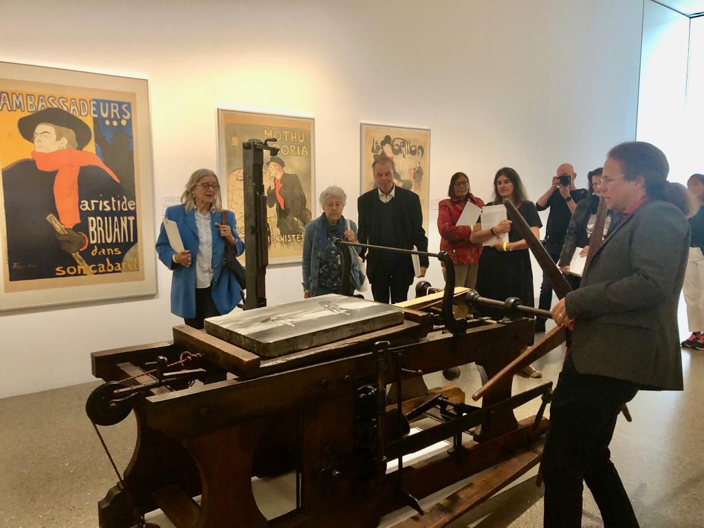 Zurück zu den Wurzeln: So sahen Handpressen für Lithographie um 1890 aus - eine von ihnen wird nun in Essen gezeigt. Im Hintergrund links das weltberühmte Veranstaltungsplakat "Ambassadeurs" (Aristide Bruant in seinem Kabarett), mit dem Henri de Toulouse-Lautrec 1892 den Siegeszug der modernen Druckgrafik mitbegründete.