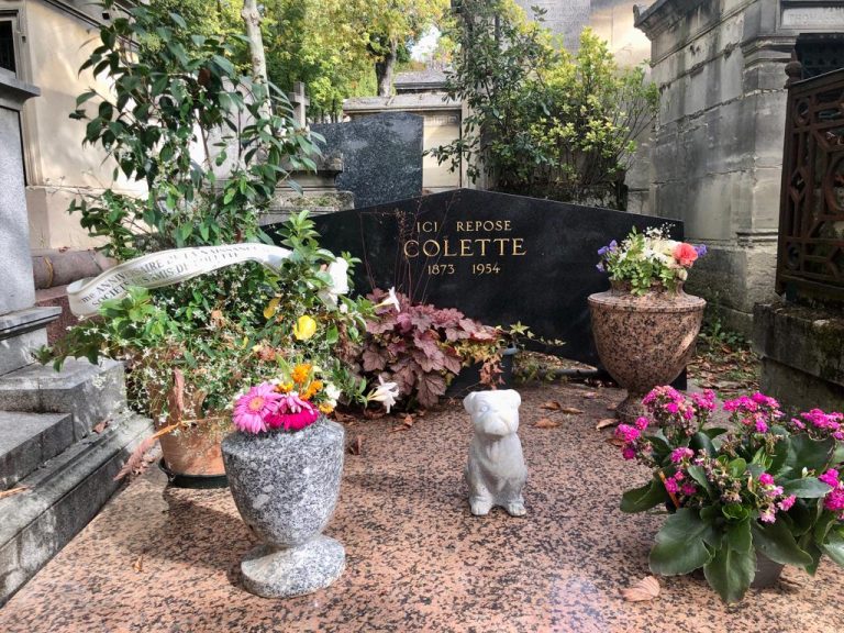 Aus Anlass ihres 150. Geburtstags haben Verehrer der Colette Blumen mit Schleife auf ihr Grab an der voie principale des Pariser Friedhofs Père Lachaise drapiert. In Saint-Tropez hatte die Schriftstellerin einige ihrer wichtigsten Romane geschrieben. Foto: Rolf Liffers